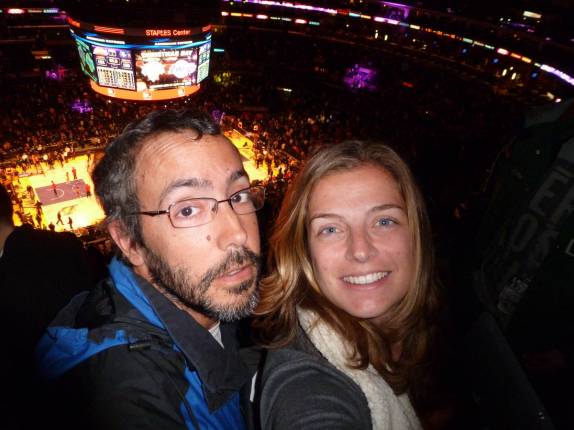 Assistindo a jogo do Lakers em em Los Angeles, na Califórnia, nos Estados Unidos